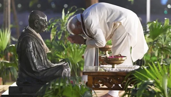 PM Modi reaches Sabarmati Ashram, pays tribute to Mahatma Gandhi