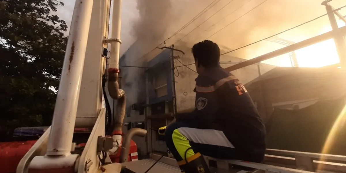 Huge fire broke out early morning at agarbatti manufacturing company in Vadodara