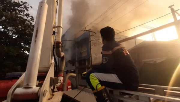 Huge fire broke out early morning at agarbatti manufacturing company in Vadodara