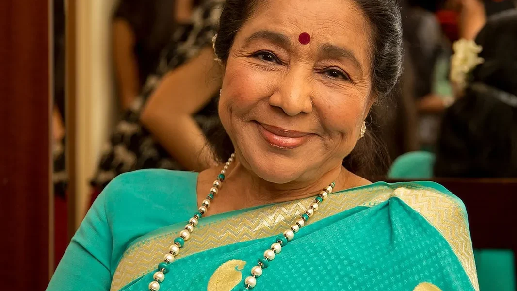 Asha Bhosle celebrates with granddaughter Zanai as she receives Maharashtra govt’s highest honour