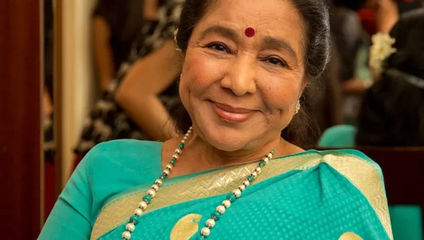Asha Bhosle celebrates with granddaughter Zanai as she receives Maharashtra govt’s highest honour