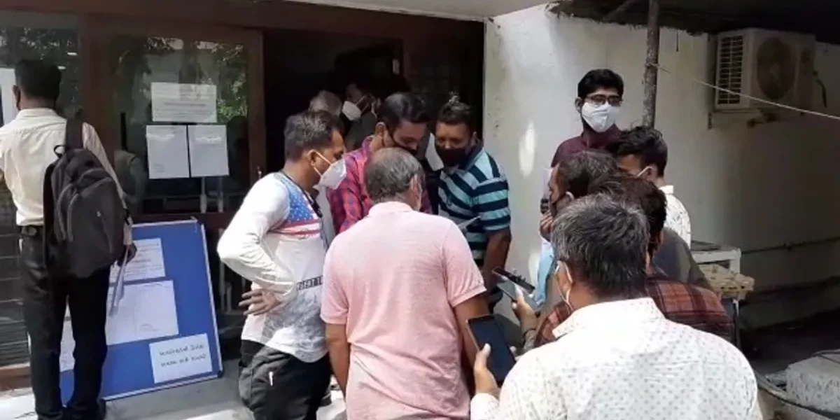 People rushed to get renedisivir injection after rumor spread about getting it from Geri compound in Vadodara