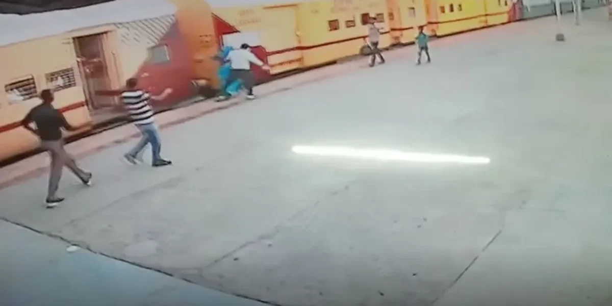 Railway police jawan saved life of lady passenger at Vadodara railway station