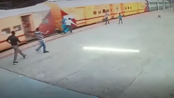 Railway police jawan saved life of lady passenger at Vadodara railway station