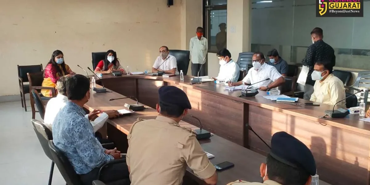 Vadodara District Collector visits Padra to review the facilities related to covid care