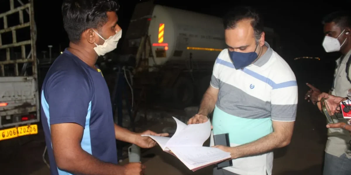 OSD Dr. Vinod Rao visited oxygen refilling centre at Navlakhi ground in Vadodara