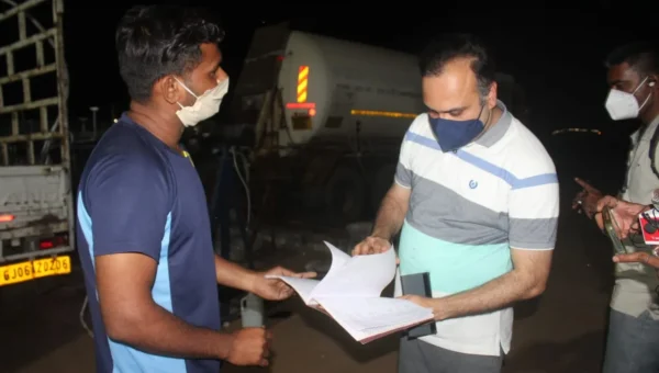 OSD Dr. Vinod Rao visited oxygen refilling centre at Navlakhi ground in Vadodara
