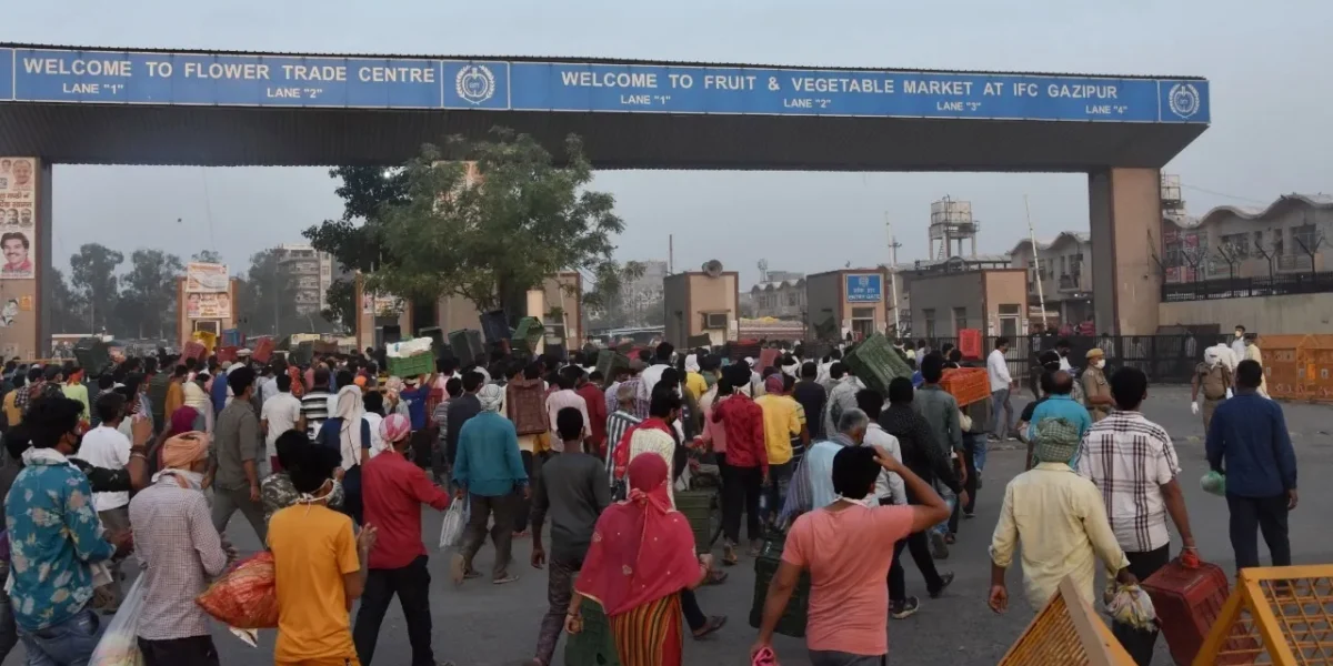 Despite surge in COVID-19 cases, huge crowd seen at Moradabad, Ghazipur vegetable markets