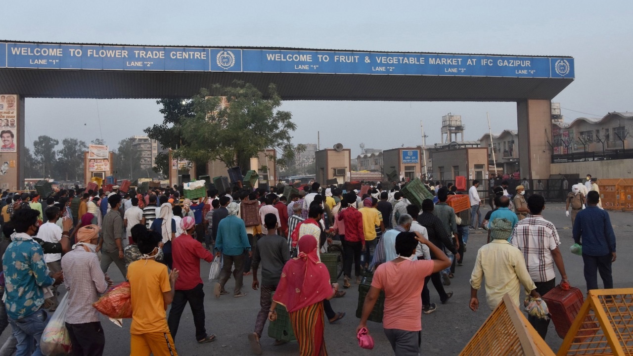 Despite surge in COVID-19 cases, huge crowd seen at Moradabad, Ghazipur vegetable markets