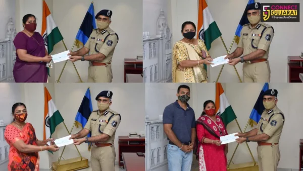 Vadodara police commissioner handover assistance cheques to family members of policemen died due to corona