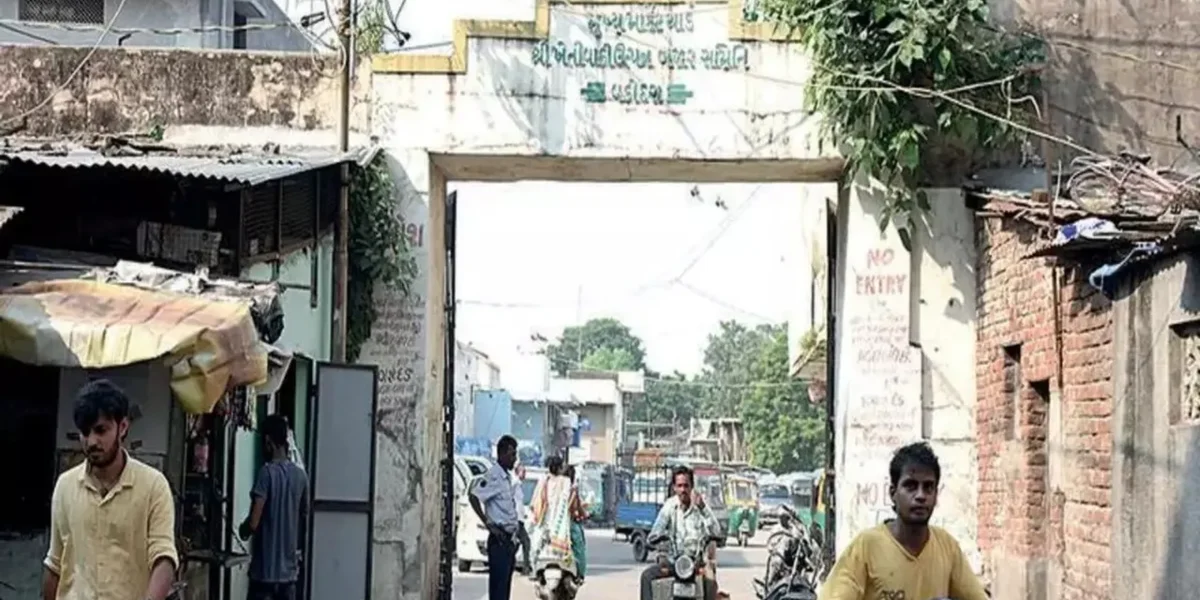 Grain groceries will not given to consumer coming without mask in Hathikhana market in Vadodara