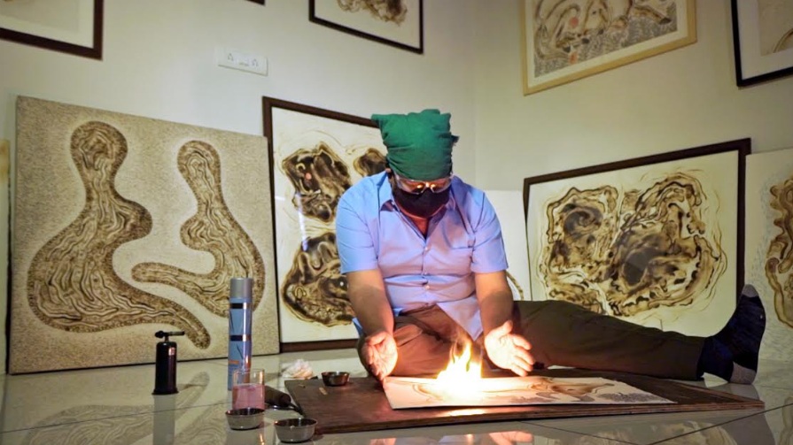 Vadodara’s local artist paints with fire on HistoryTV18’s ‘OMG, Yeh Mera India’