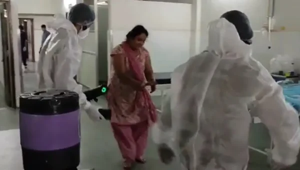 Doctors and Nurses at Parul Sevashram Hospital cheers covid patients through dance and music