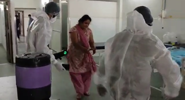 Doctors and Nurses at Parul Sevashram Hospital cheers covid patients through dance and music