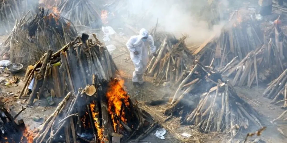 Delhi Police helps people in performing last rites of COVID-19 victims