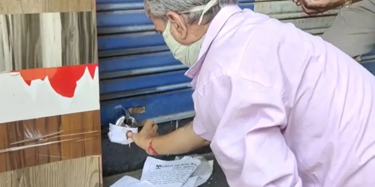 Vadodara Corporation seals one shop for violating guidelines and sends notice to five shopkeepers