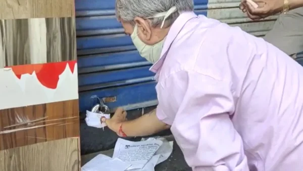 Vadodara Corporation seals one shop for violating guidelines and sends notice to five shopkeepers