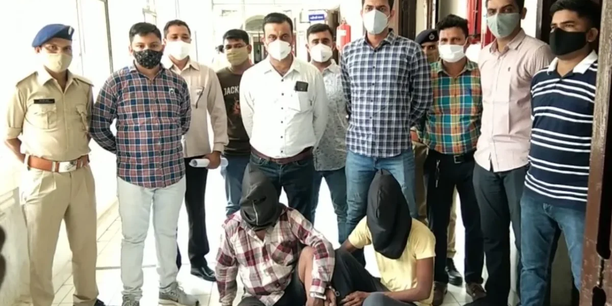 Vadodara rural LCB and SOG caught two notorious criminals from UP involved in firing and robbery case