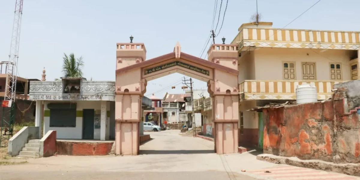 Little Urad village in Karjan conveys the message of Corona free health care