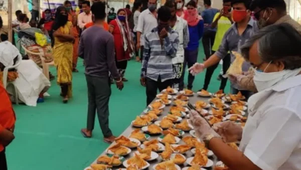 Mechanical engineer and advocate from Vadodara provide tea snacks to families of covid patients