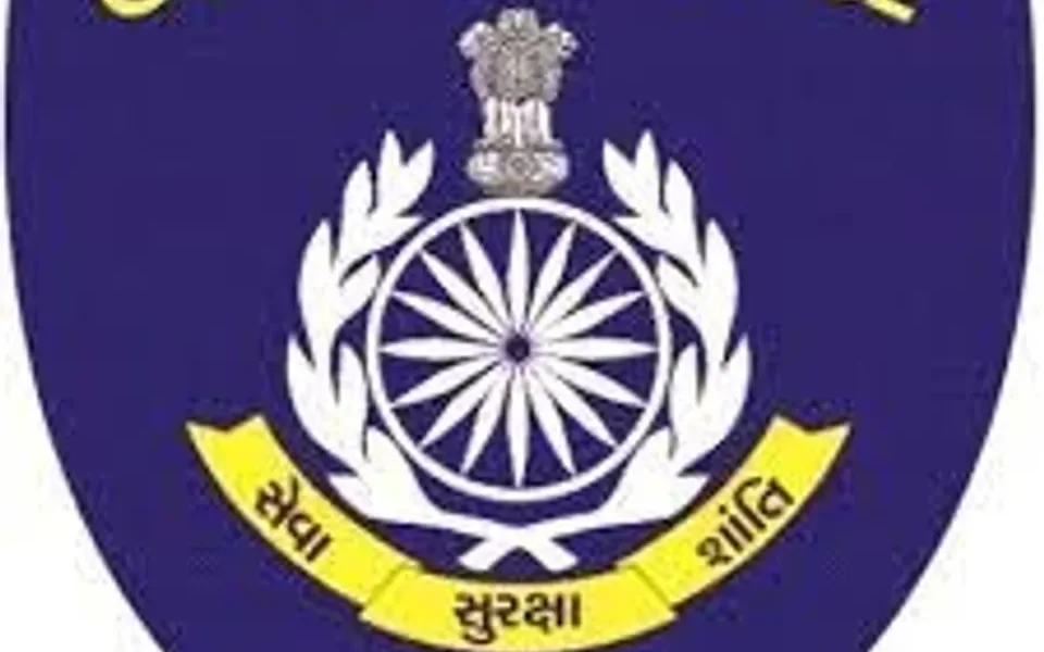 Woman police showed her ire after not get the vaccine in Vadodara on Thursday