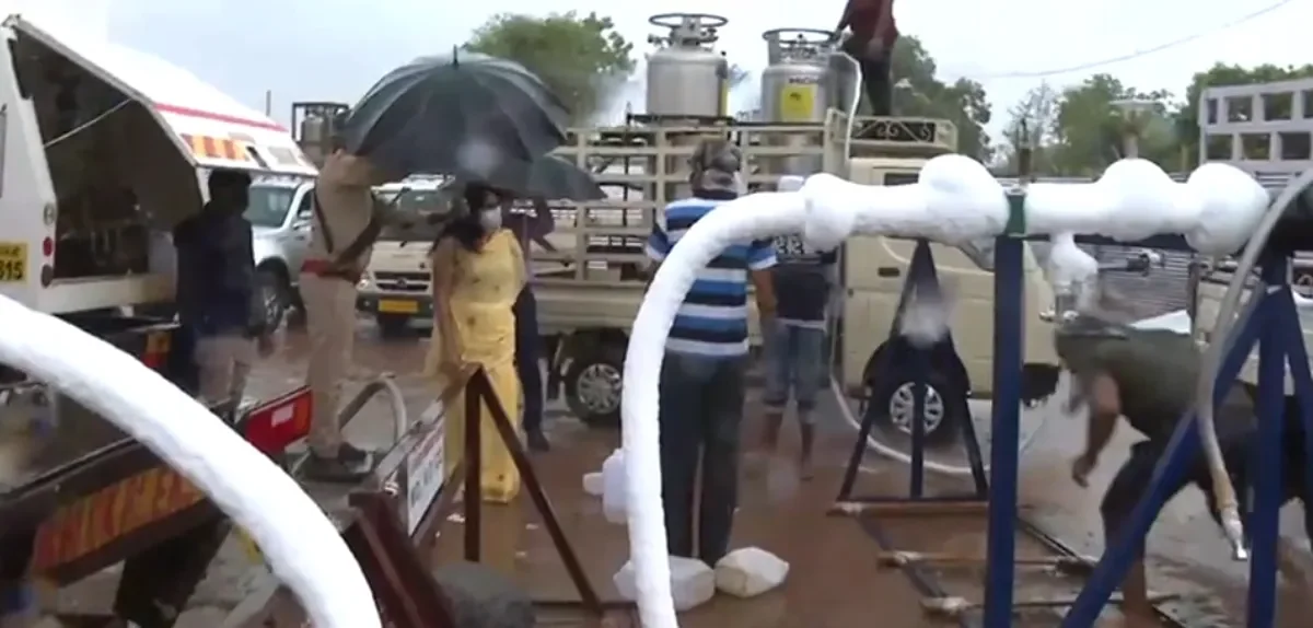 Vadodara Collector Shalini Agarwal visits Medical Oxygen Refilling Center amidst heavy rains