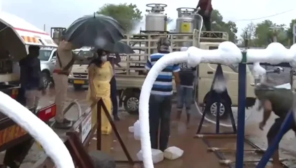 Vadodara Collector Shalini Agarwal visits Medical Oxygen Refilling Center amidst heavy rains