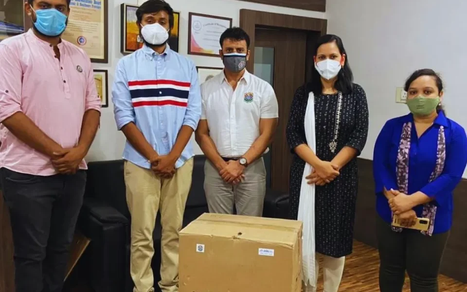 Chhatra Sansad and Vadodara Vibrant Round Table 210 donated Oxygen Concentrator to hospitals