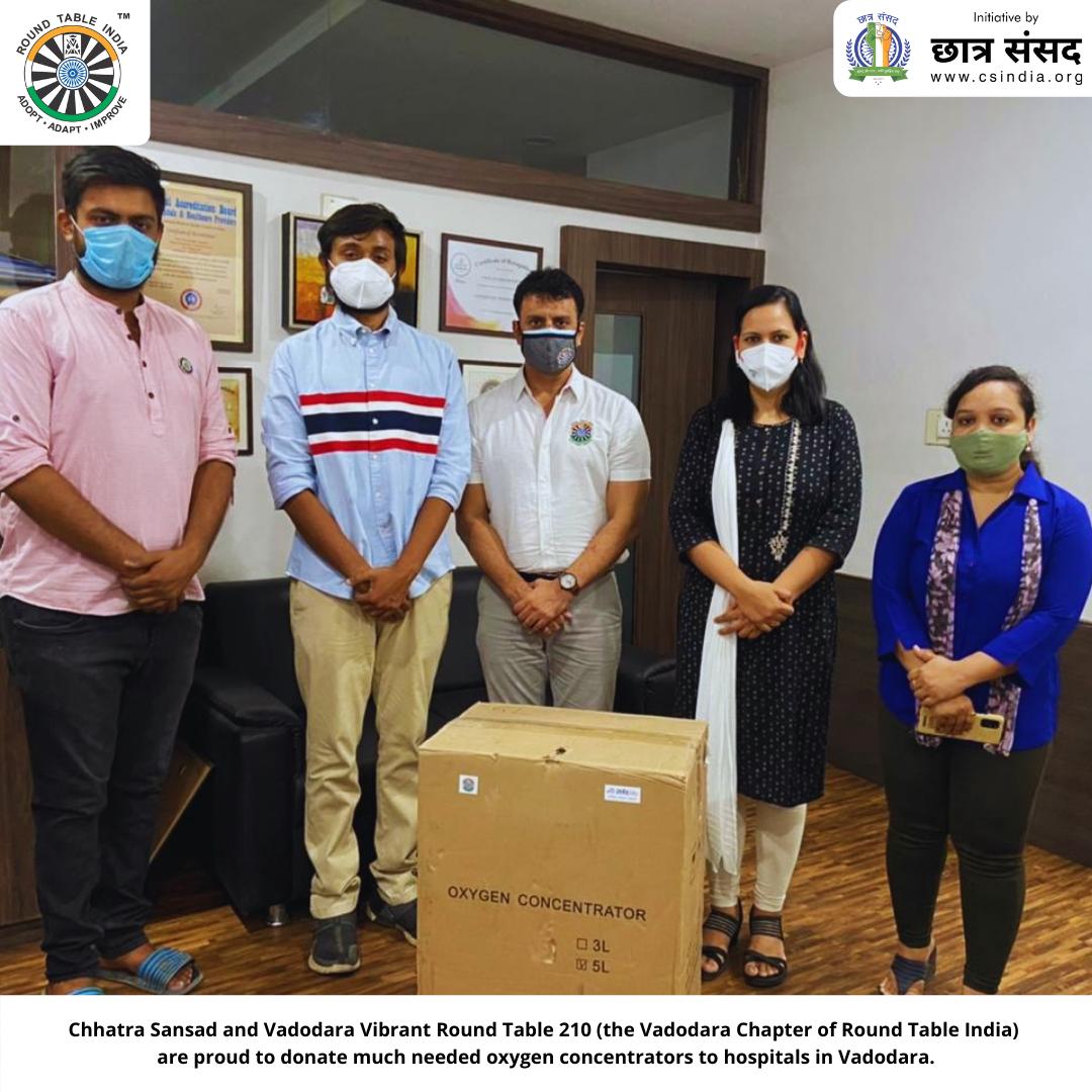 Chhatra Sansad and Vadodara Vibrant Round Table 210 donated Oxygen Concentrator to hospitals