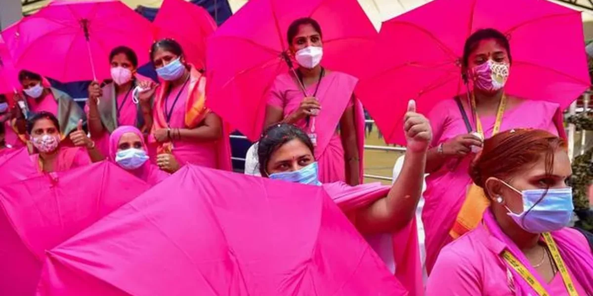Asha workers handed over application to Vadodara collector with a demand to resolve their outstanding issues
