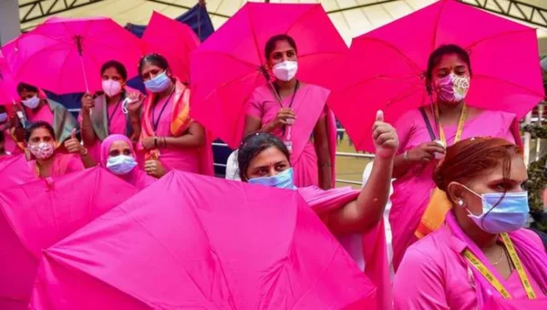 Asha workers handed over application to Vadodara collector with a demand to resolve their outstanding issues