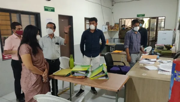 Vadodara District Collector inspects the process of allotment of remedisivir injection