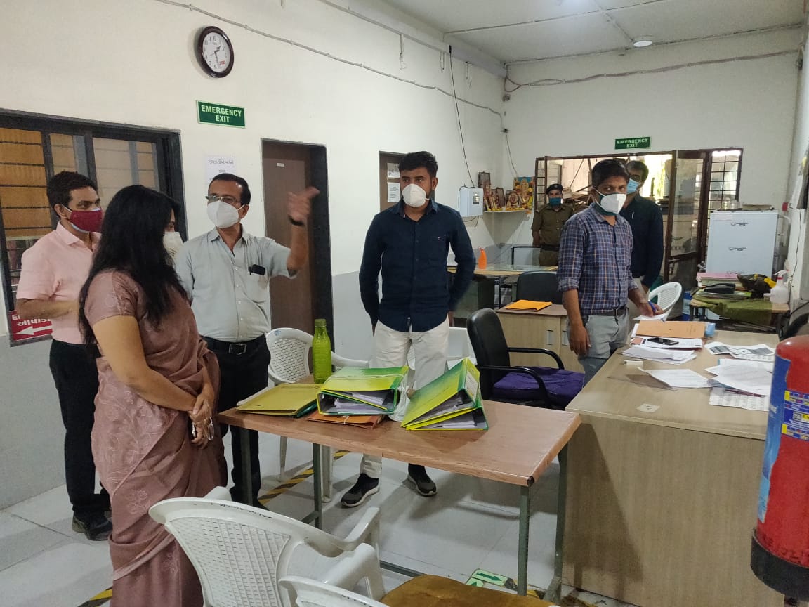 Vadodara District Collector inspects the process of allotment of remedisivir injection