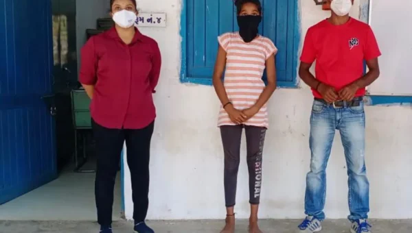 Warasia She team reuniting girl with father after goes out from home in anger