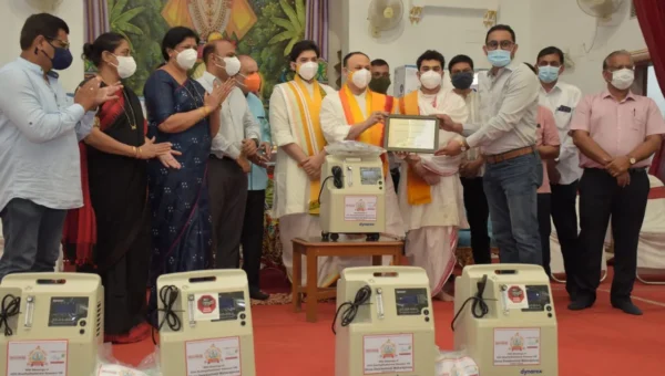 About 200 concentrators distributed by Dwarkeshlalji Maharaj under the auspices of Vipo
