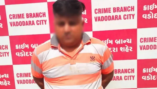 Vadodara crime branch team arrested one selling fake RT-PCR report without taking any type of Covid 19 samples