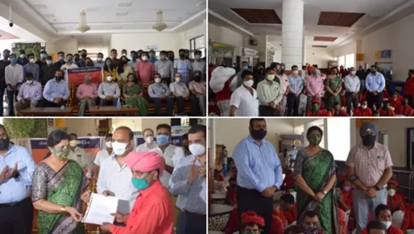 AIS friends distribute grocery kits to coolies of Vadodara railway station