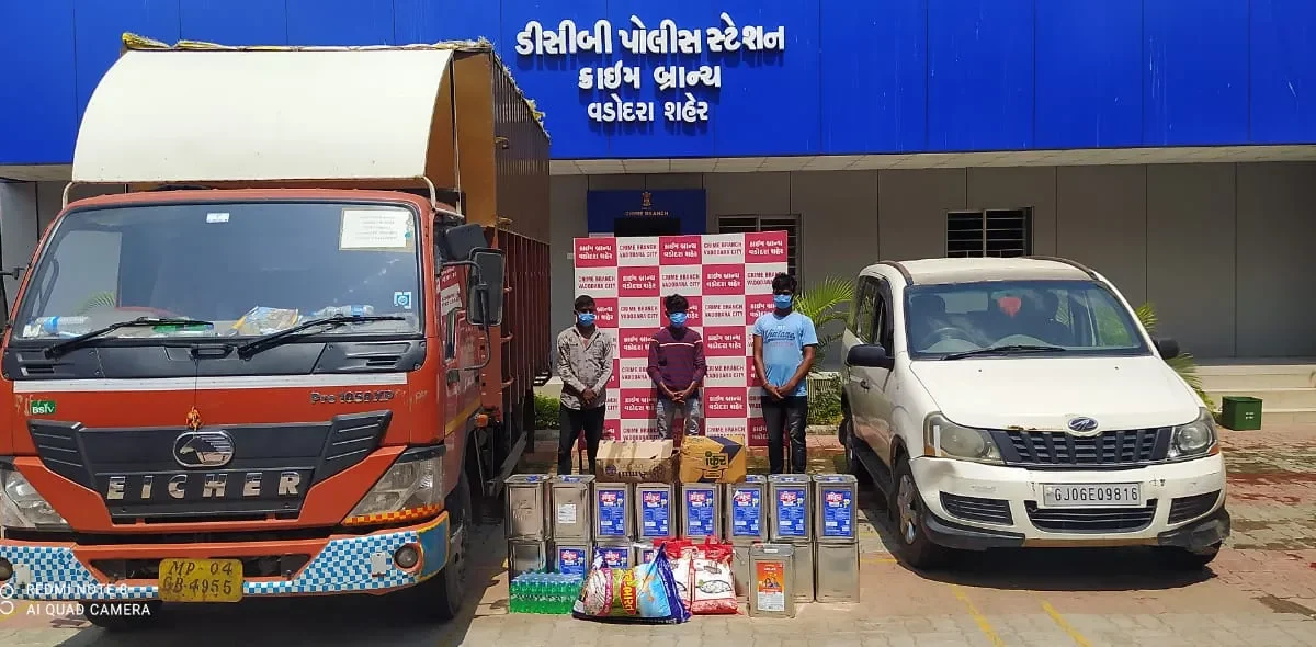 Vadodara Crime Branch arrested three involved in stealing goods from a godown of supermarket