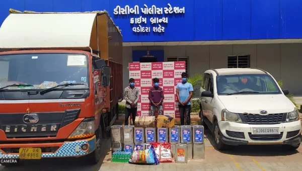 Vadodara Crime Branch arrested three involved in stealing goods from a godown of supermarket