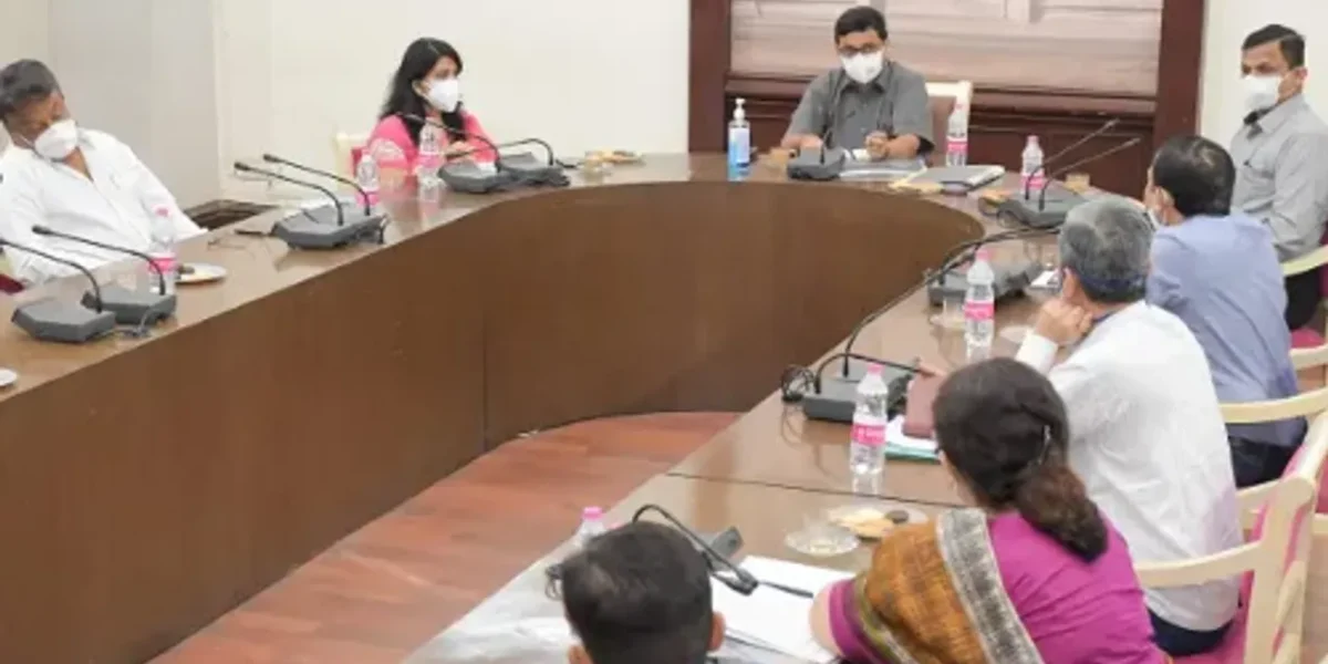 Additional Chief Secretary of State Health Department reviewed the four levels of preparations made to meet the possible third wave of Covid