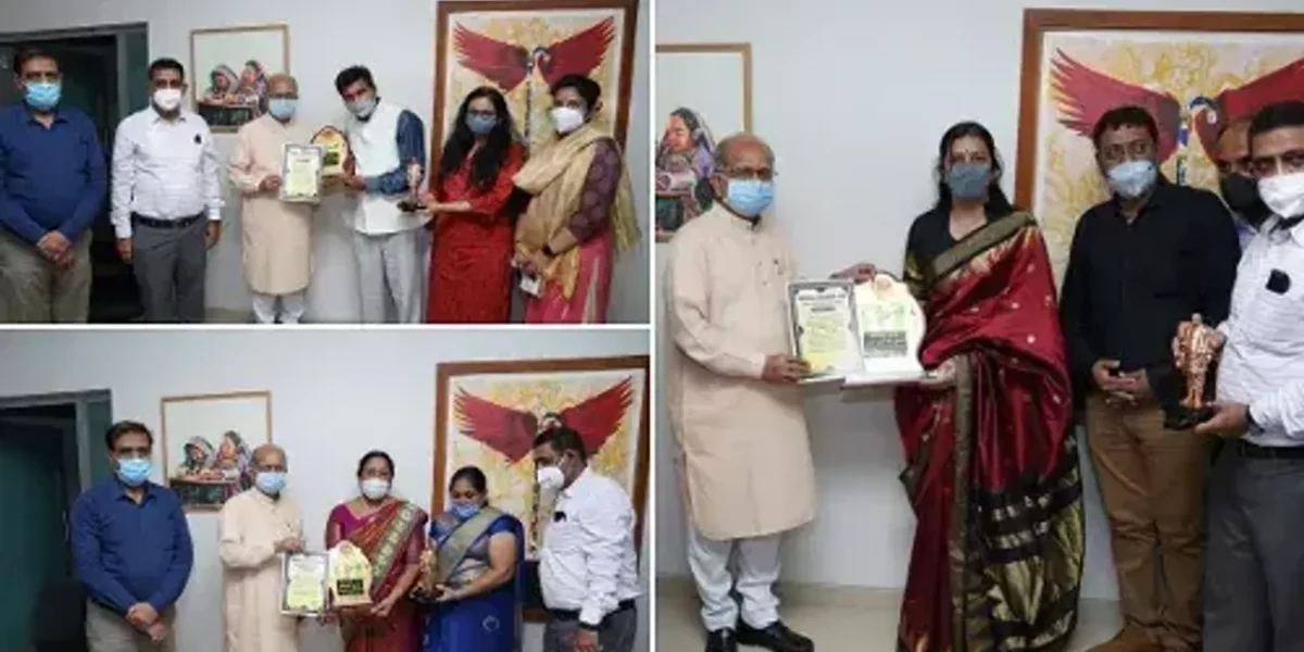 Incentive prizes awarded by the Minister of Education to the principals of the three best schools of state
