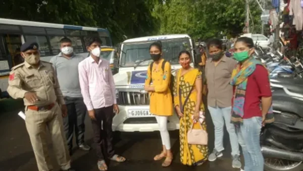 Sayajiganj police station She team reunite minor girl ran away from Santrampur