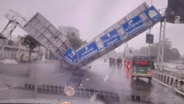 Heavy rains with gusty winds in Vadodara