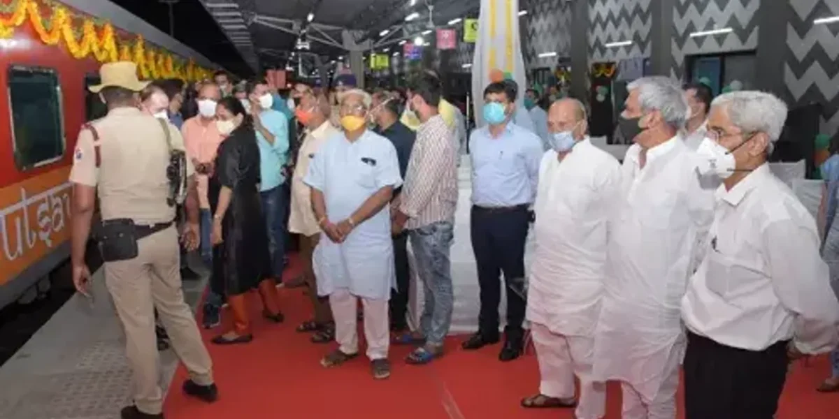 Minister of State Yogesh Patel and other dignitaries welcoming the Gandhinagar-Varanasi superfast train at Vadodara