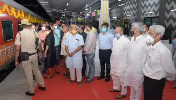Minister of State Yogesh Patel and other dignitaries welcoming the Gandhinagar-Varanasi superfast train at Vadodara