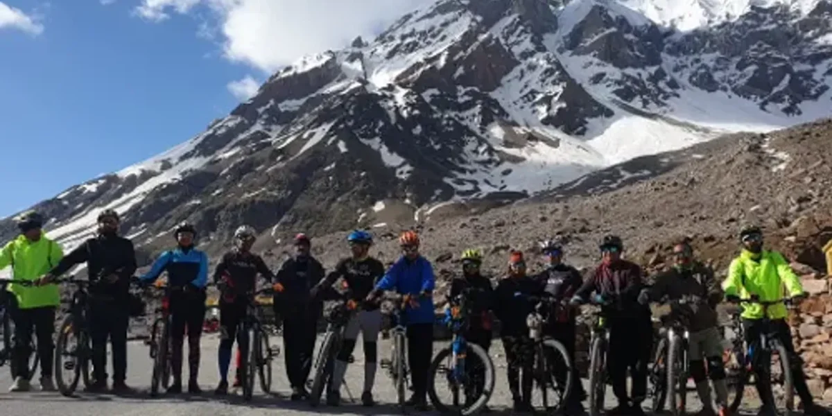 13 cycling adventurers cycled 560 km in icy region of Himalayas to spread the message of vaccinating people against corona