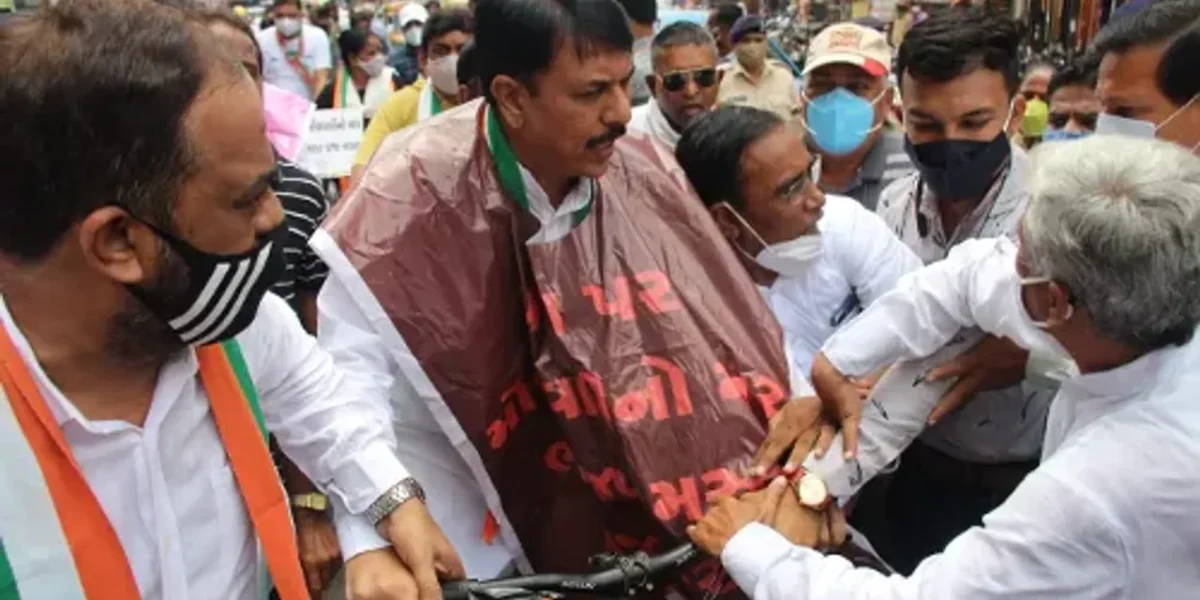 Around 50 including State Congress President detained by police for organised a cycle rally in Vadodara