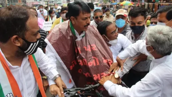 Around 50 including State Congress President detained by police for organised a cycle rally in Vadodara