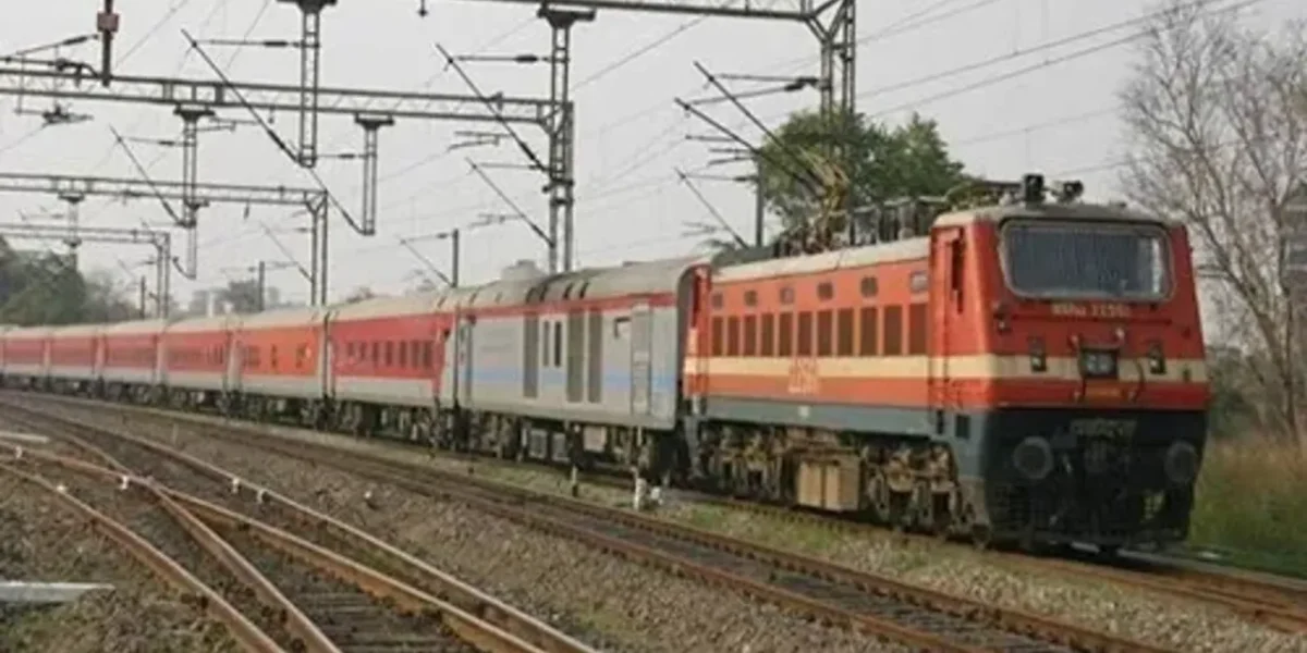 Vadodara railway police and RPF nabbed interstate gang involved in robbery inside express trains
