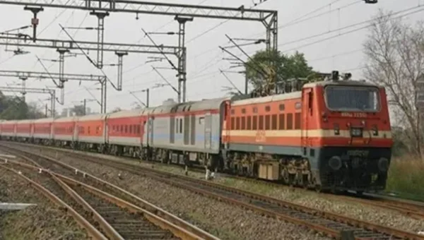 Vadodara railway police and RPF nabbed interstate gang involved in robbery inside express trains